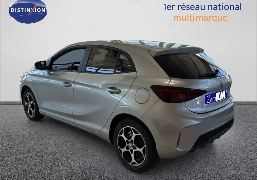 Vue 3/4 arrière droite d'une MG3 1.5L Hybrid+ 195ch Luxury en Cosmic Silver Metal avec jantes alliage et vitres teintées.