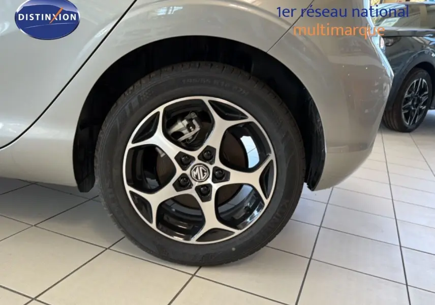 Gros plan sur la roue avant droite d'une MG3 2026 Cosmic Silver Metal, mettant en valeur la jante alliage noire et argent.