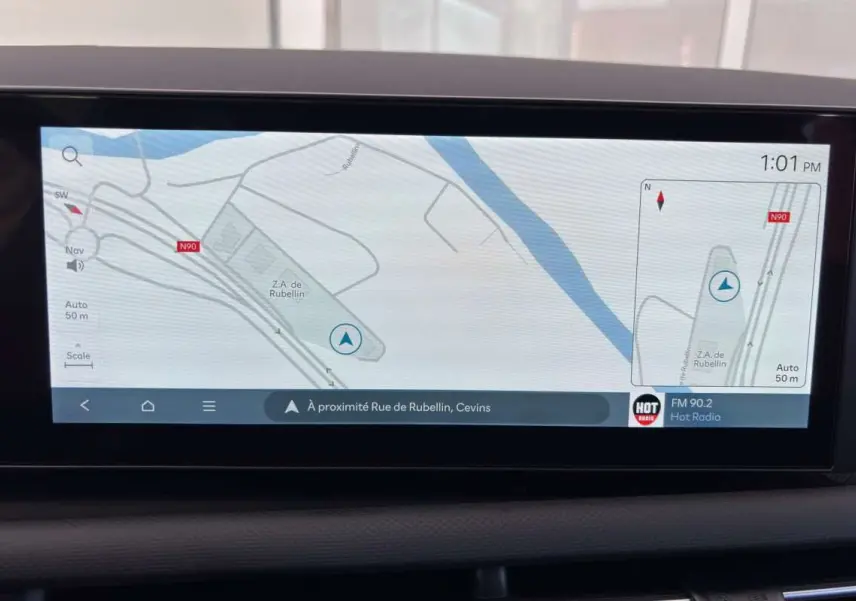 Écran tactile GPS 12,3 pouces du Hyundai Tucson 2026 affichant une carte de navigation en intérieur.
