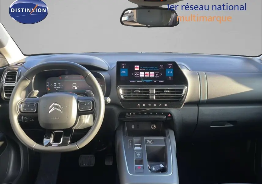 Vue intérieure frontale du tableau de bord et volant du Citroën C5 Aircross 2023 avec écran tactile central et finitions noires.
