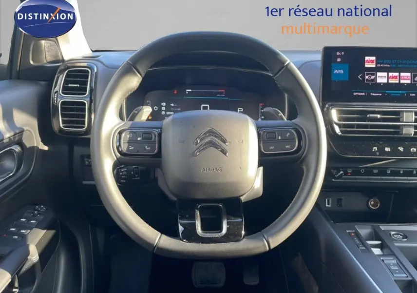 Vue frontale du volant et tableau de bord noir du Citroën C5 Aircross 2023 avec écran tactile et commandes intégrées.