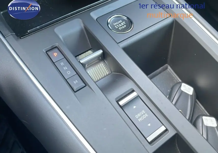 Gros plan sur la console centrale de la Citroën C5 Aircross 2023, montrant la commande de boîte automatique et le bouton start/stop.