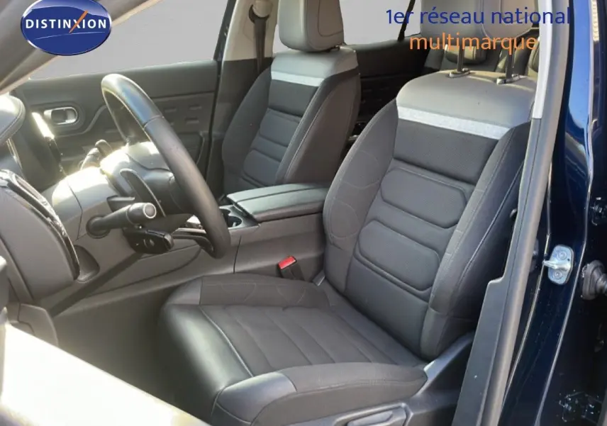 Vue intérieure côté conducteur du Citroën C5 Aircross bleu Eclipse Metal, mettant en valeur les sièges en cuir noir et gris.