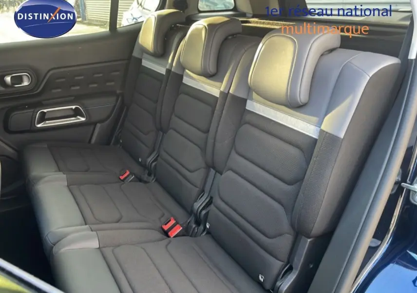 Vue intérieure côté droit des sièges arrière noirs du Citroën C5 Aircross 2023, avec détails en cuir gris clair.