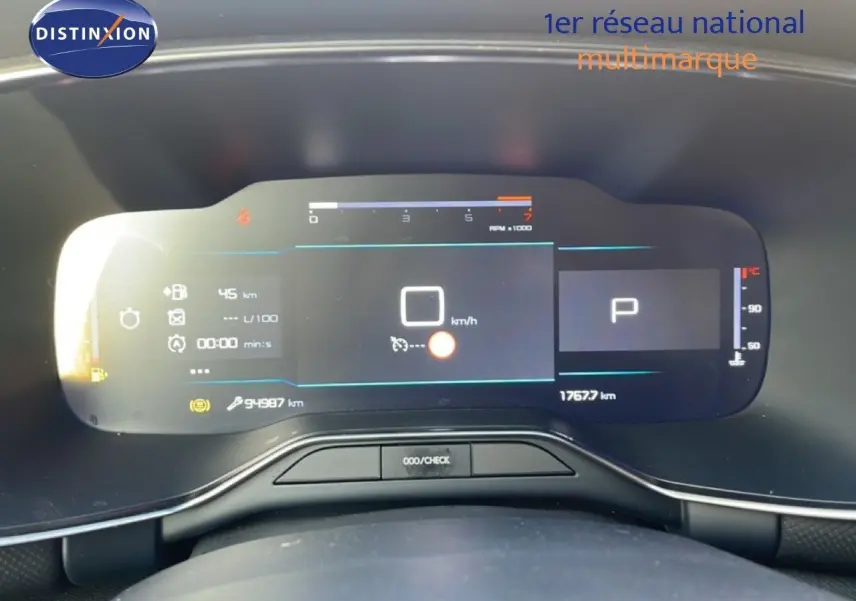 Tableau de bord numérique de Citroën C5 Aircross 2023, affichage digital clair avec compteur et informations de conduite.