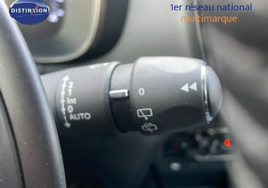 Gros plan sur la commande d’essuie-glace à gauche du volant dans un Citroën C5 Aircross bleu Eclipse Metal.