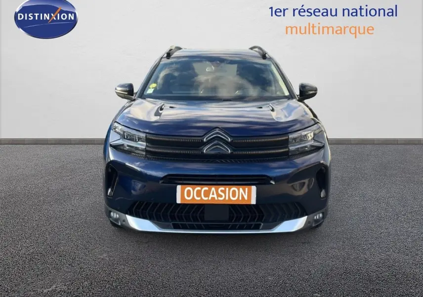 Vue frontale d'un Citroën C5 Aircross bleu Eclipse Métal avec calandre distinctive et plaque "OCCASION".