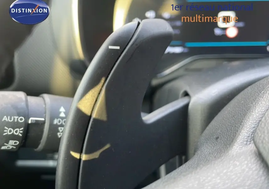 Gros plan sur la palette de changement de vitesse noire côté droit du volant du Citroën C5 Aircross Bleu Eclipse Metal 2023.