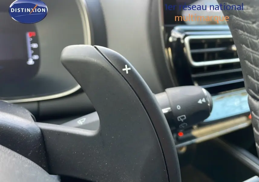 Gros plan sur la palette de changement de vitesse droite dans l’habitacle du Citroën C5 Aircross bleu Eclipse Metal 2023.