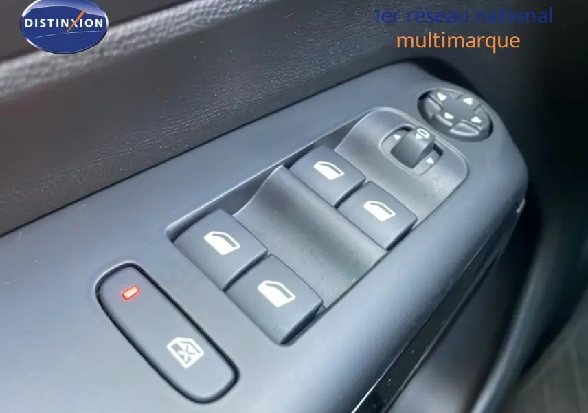 Gros plan sur les commandes des vitres électriques côté conducteur du Citroën C5 Aircross 2023 bleu Eclipse Metal.