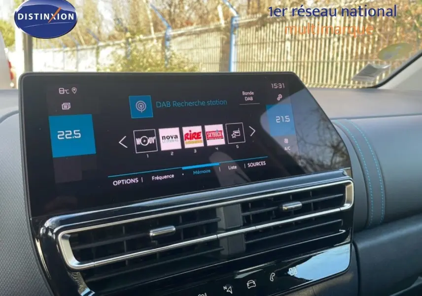 Vue rapprochée de l'écran tactile central du tableau de bord du Citroën C5 Aircross 2023, finition Feel Pack.
