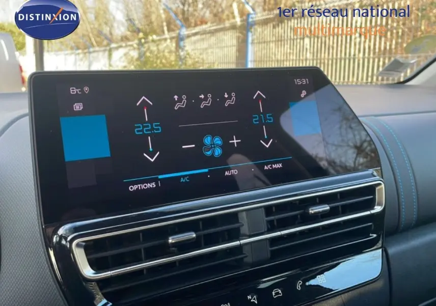 Écran tactile central du tableau de bord du Citroën C5 Aircross 2023, affichant la climatisation digitale.