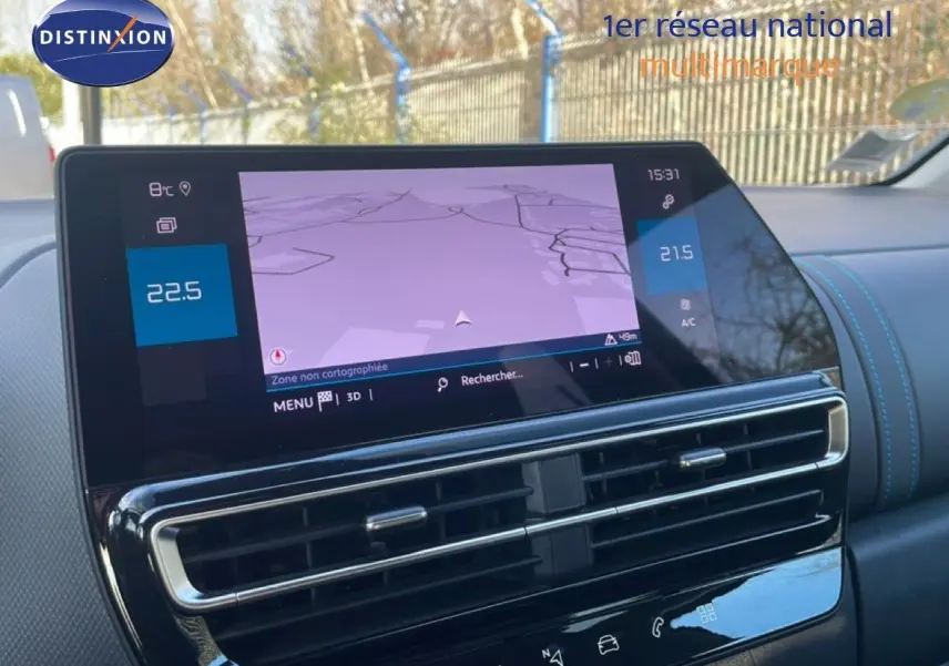 Vue rapprochée de l’écran tactile central et des aérateurs du tableau de bord intérieur du Citroën C5 Aircross bleu Eclipse 2023.