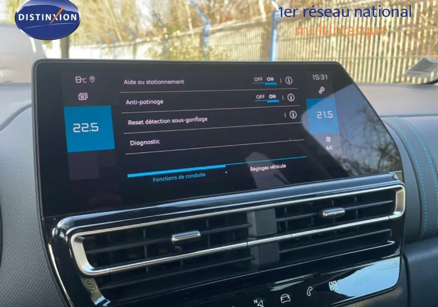Vue rapprochée de l’écran tactile et des aérateurs centraux du tableau de bord du Citroën C5 Aircross bleu Eclipse 2023.