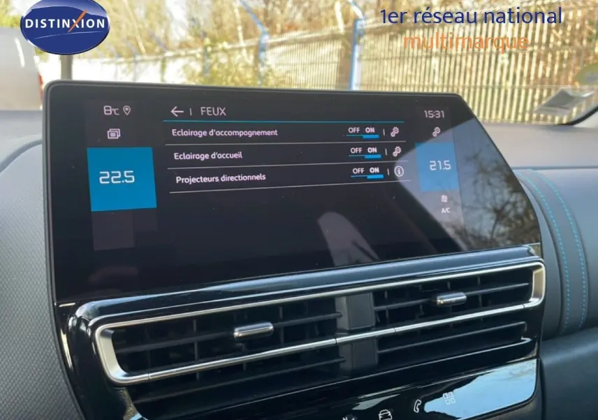 Vue intérieure du tableau de bord du Citroën C5 Aircross bleu Eclipse Metal, avec écran tactile affichant les réglages des feux.