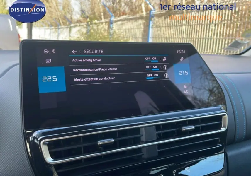 Vue rapprochée de l’écran tactile central du tableau de bord du Citroën C5 Aircross 2023, affichant les réglages de sécurité.