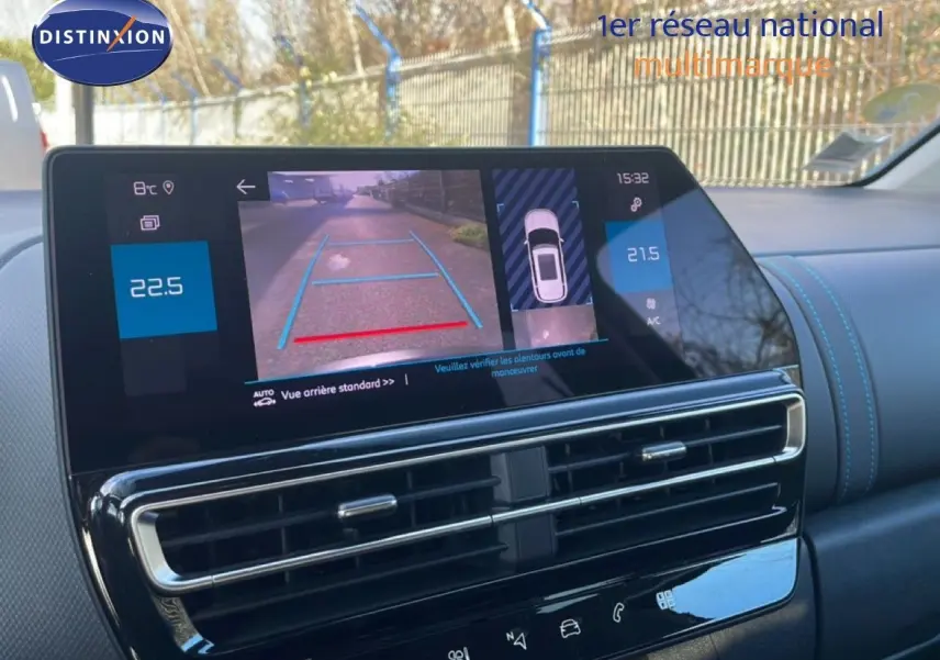 Écran tactile intérieur du Citroën C5 Aircross 2023 montrant la caméra de recul avec tableau de bord noir et surpiqûres bleues.