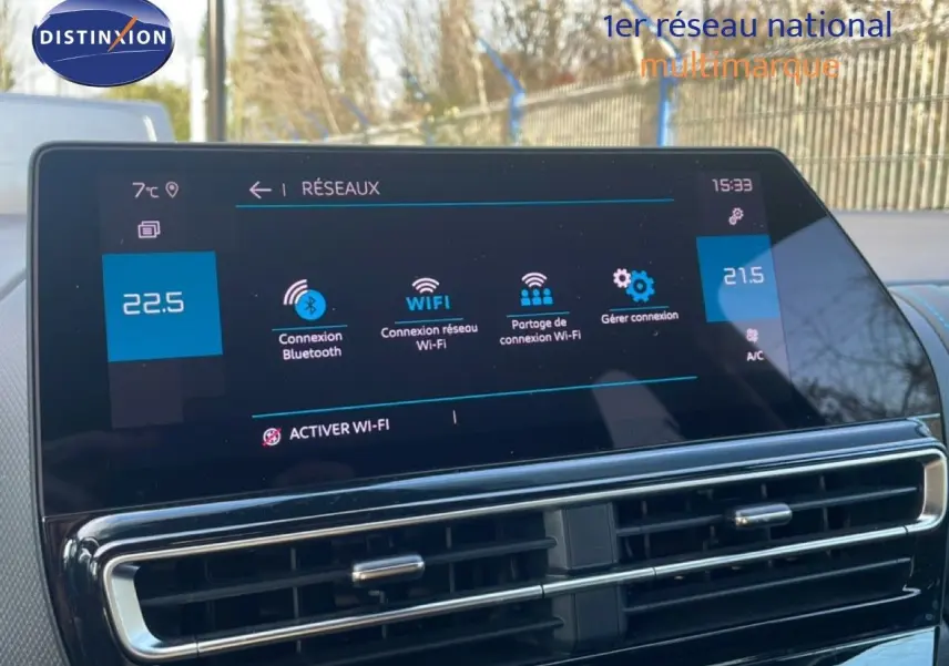 Vue rapprochée de l’écran tactile central du Citroën C5 Aircross 2023, affichant les options de connexion Wi-Fi et Bluetooth.