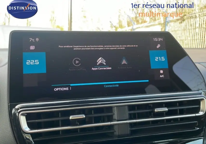 Vue rapprochée de l’écran tactile central du tableau de bord du Citroën C5 Aircross 2023, affichant les options connectées.