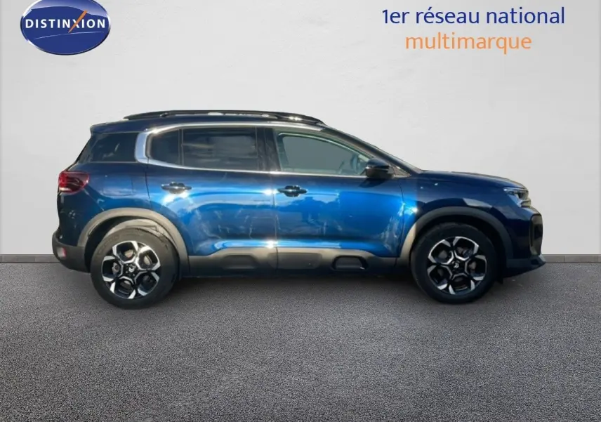 Profil droit d'un Citroën C5 Aircross 2023 bleu eclipse métal avec jantes bi-ton et toit noir.