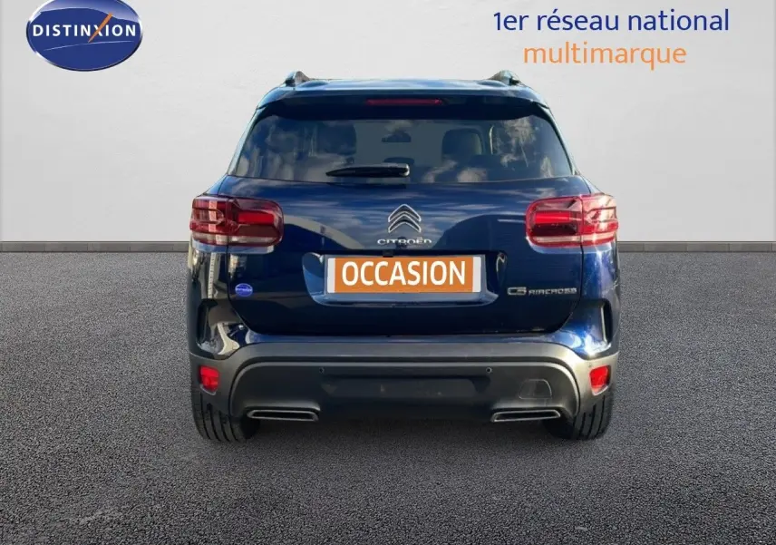 Vue arrière du Citroën C5 Aircross bleu Eclipse Métal avec feux LED et double sortie d'échappement visible.