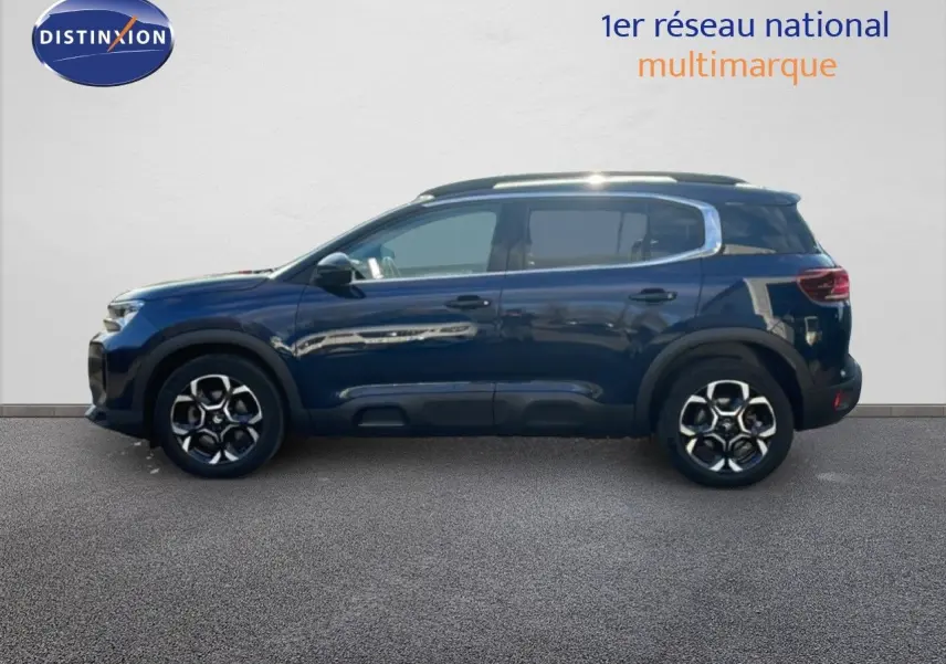 Vue latérale droite d'un Citroën C5 Aircross 2023 bleu eclipse métal avec jantes bi-ton et toit noir.
