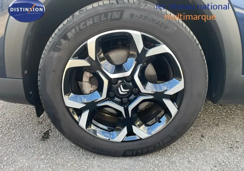 Gros plan sur la roue avant droite du Citroën C5 Aircross bleu Eclipse Metal avec jante alliage bicolore et pneu Michelin.