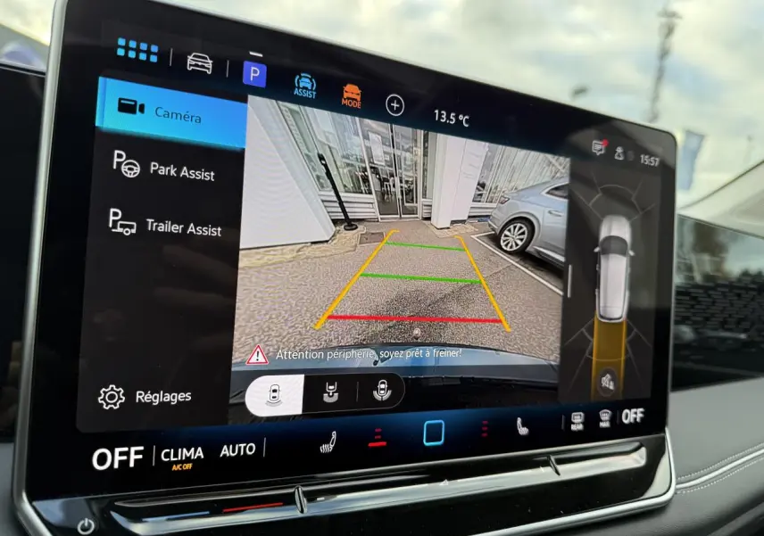 Écran tactile du système Park Assist du Volkswagen Tiguan 2024 montrant la caméra de recul et l’aide au stationnement.