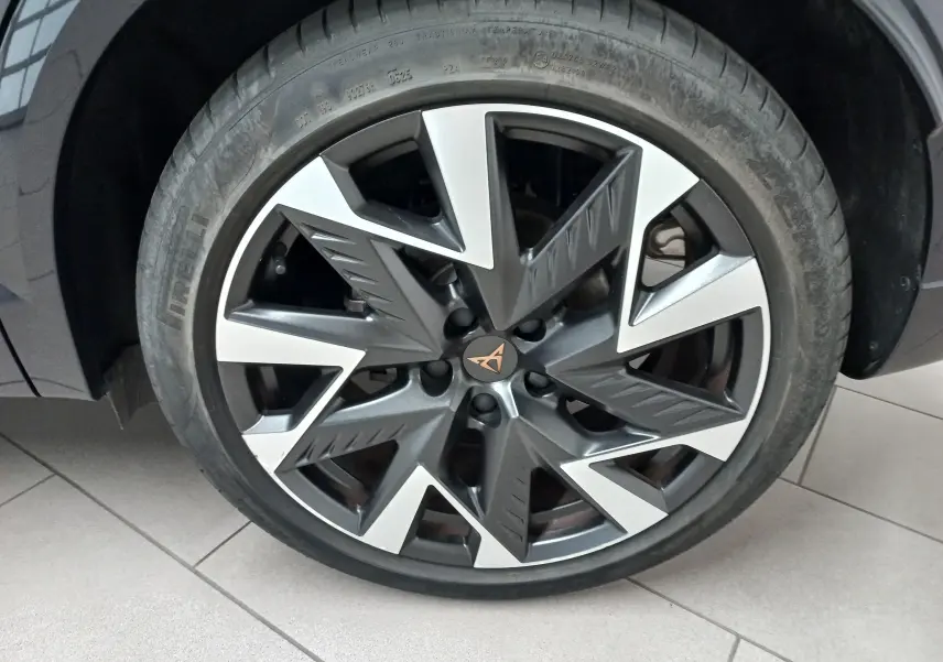 Gros plan sur la jante en alliage au design géométrique bicolore du CUPRA Formentor gris magnétique 2025.