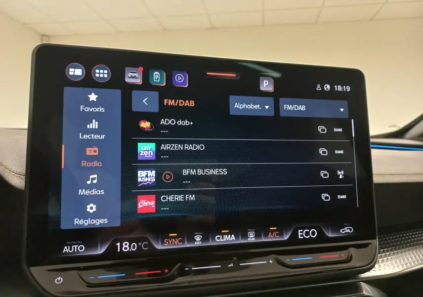 Écran tactile intérieur du CUPRA Formentor 1.5 EHybrid 2025 affichant la radio FM/DAB avec interface moderne.