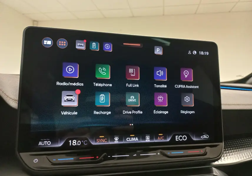 Écran tactile central du tableau de bord du CUPRA Formentor 1.5 EHybrid 2025 affichant les options multimédia et recharge.