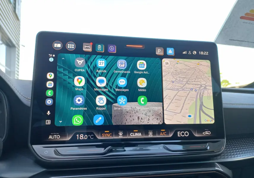 Écran tactile central du tableau de bord du CUPRA Formentor 1.5 EHybrid 2025 affichant navigation et applications.