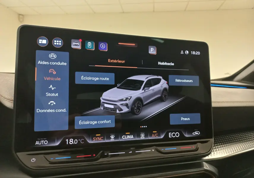 Écran tactile intérieur montrant une vue 3/4 avant d’un CUPRA Formentor gris magnétique avec options d’éclairage et pneus.