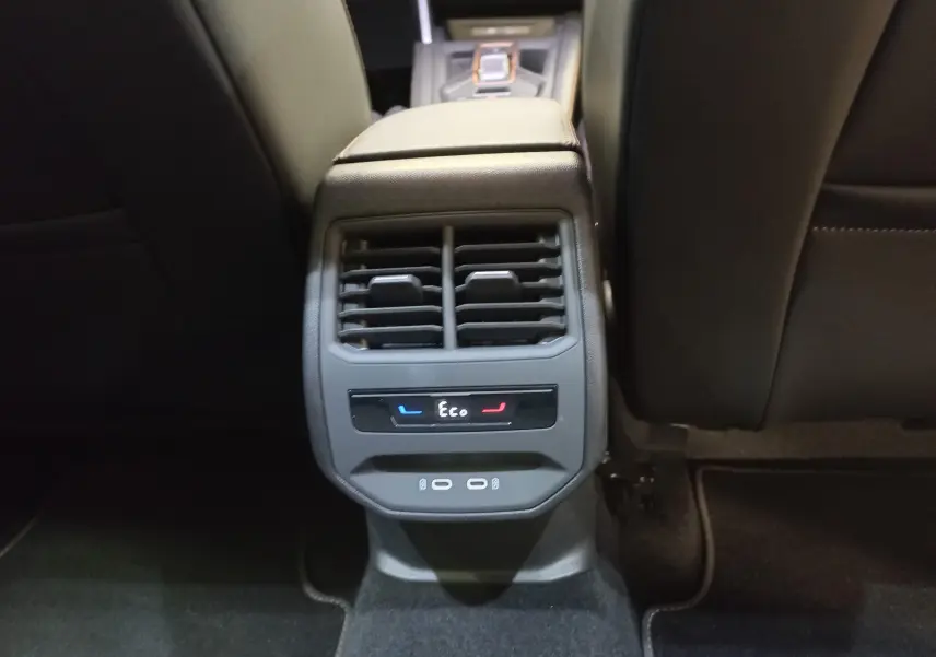 Vue rapprochée de la console arrière avec bouches d’aération, réglage de température Eco et ports USB du CUPRA Formentor 2025.