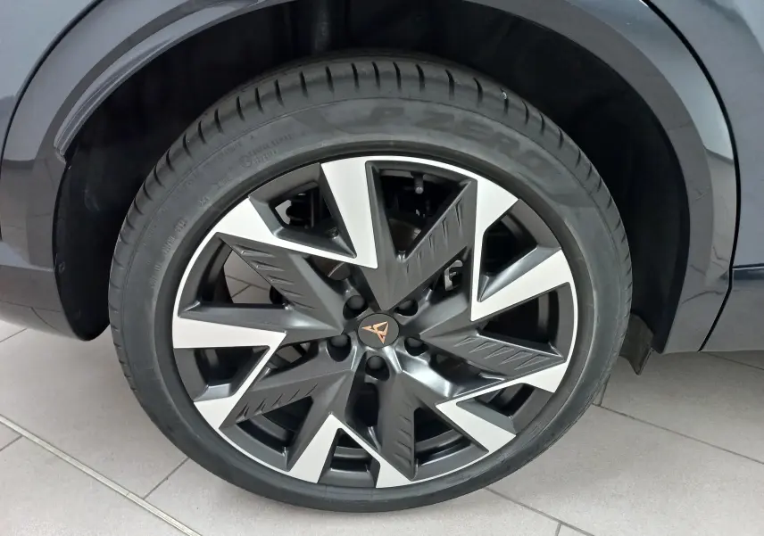 Gros plan sur la roue avant droite de la CUPRA Formentor gris magnétique, mettant en valeur la jante au design géométrique bicolore.