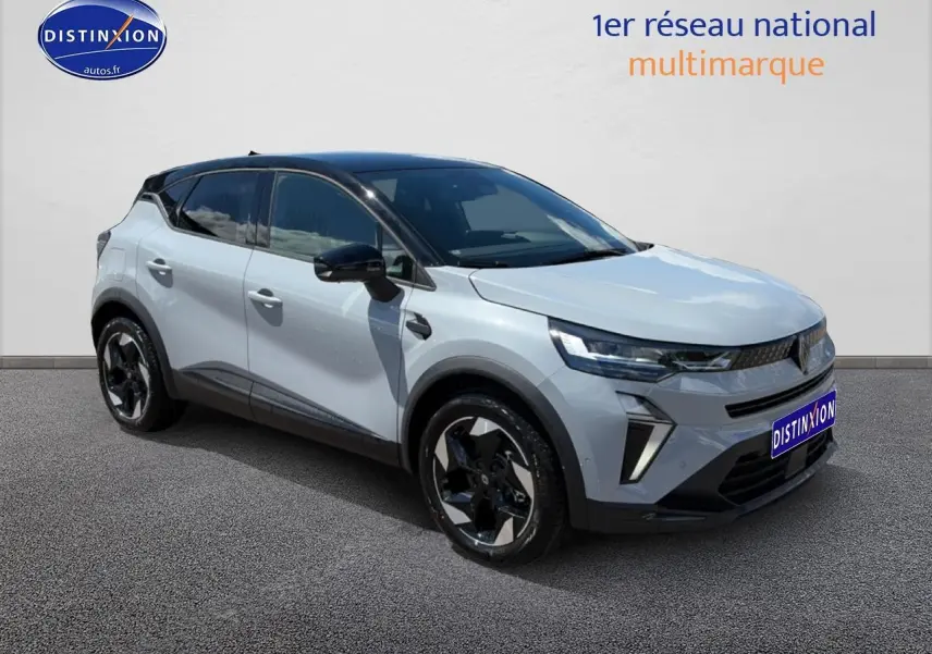 Renault Captur 2026 1.8 e-tech hybride en 3/4 avant, couleur rafale avec toit noir et jantes alu noires.