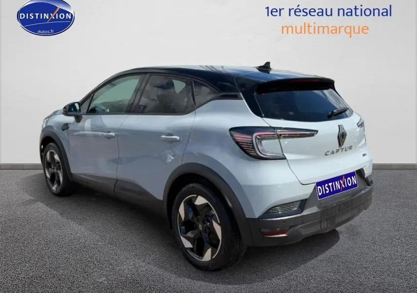 Renault Captur 1.8 e-tech hybride 2026 en 3/4 arrière, couleur rafale avec toit noir et jantes alu distinctives.
