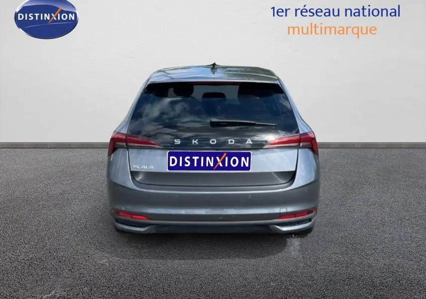 Vue arrière d'une Skoda Scala gris graphite métal 2025 avec feux LED et hayon fermé sur fond neutre.