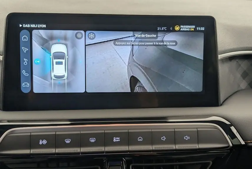 Écran central du MG3 1.5L HYBRID+ 195CH Luxury montrant la caméra 360 et vue latérale gauche en Pebble Black Metal.