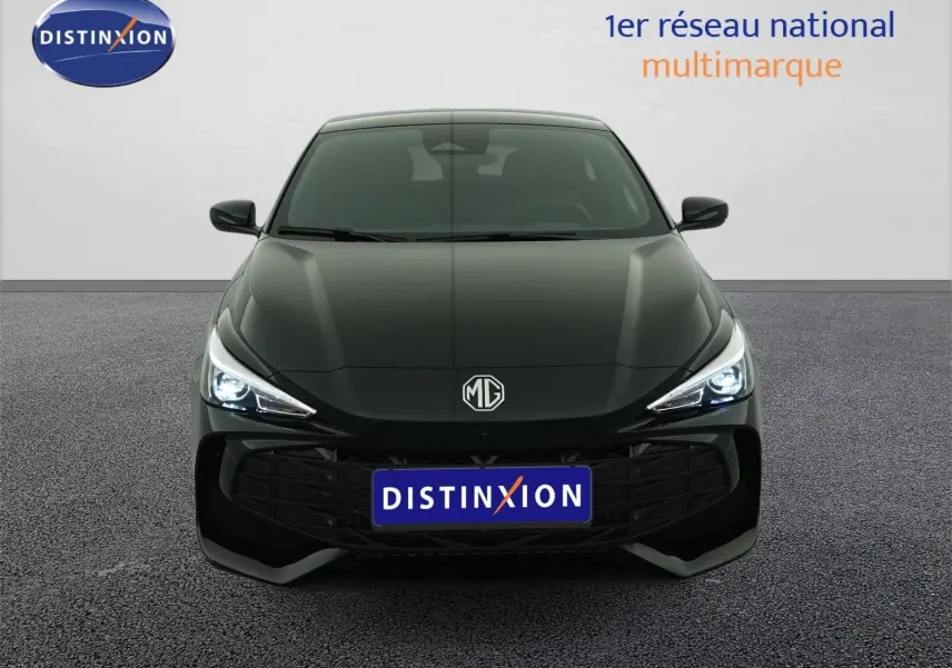 Vue frontale d'une MG3 1.5L HYBRID+ 195CH Luxury en Pebble Black Metal avec phares LED allumés.
