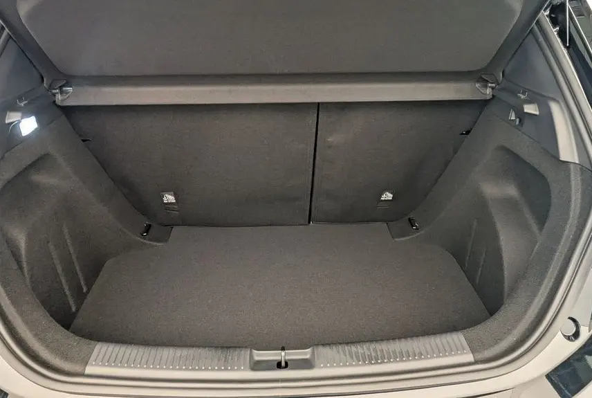 Vue intérieure du coffre ouvert de la MG3 1.5L HYBRID+ 195CH Luxury en Pebble Black Metal, montrant un espace de rangement propre et spacieux.