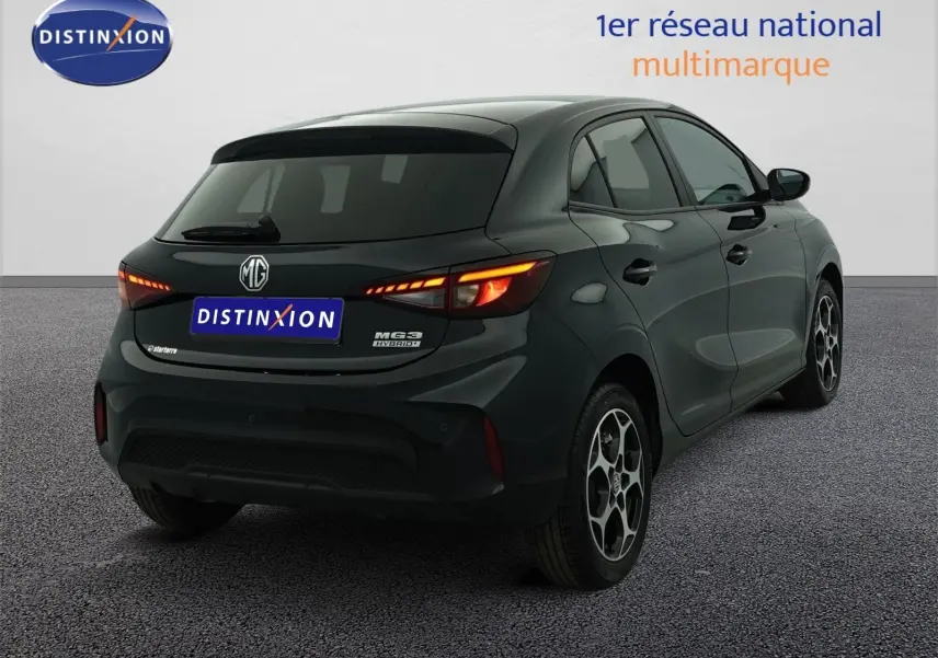 Vue 3/4 arrière droite d'une MG3 1.5L Hybrid+ noire Pebble Black Metal avec feux arrière allumés et jantes stylisées.