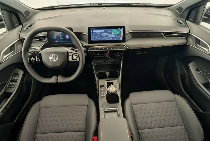 Vue intérieure frontale du tableau de bord et volant MG3 1.5L Hybrid+ Luxury en noir avec écran tactile et sellerie tissu cuir.