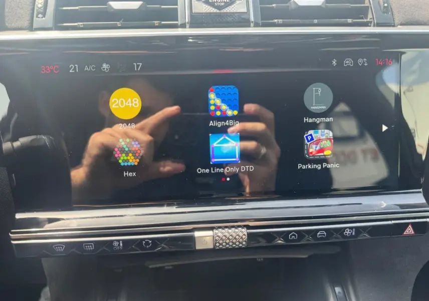 Écran tactile central du DS7 hybride 2024 affichant des applications, avec commandes climatisation et bouton démarrage visibles.
