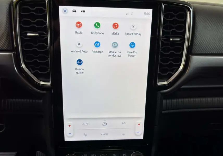 Écran tactile central vertical du Ford Ranger blanc glacier 2026, affichant les options multimédia et connectivité.