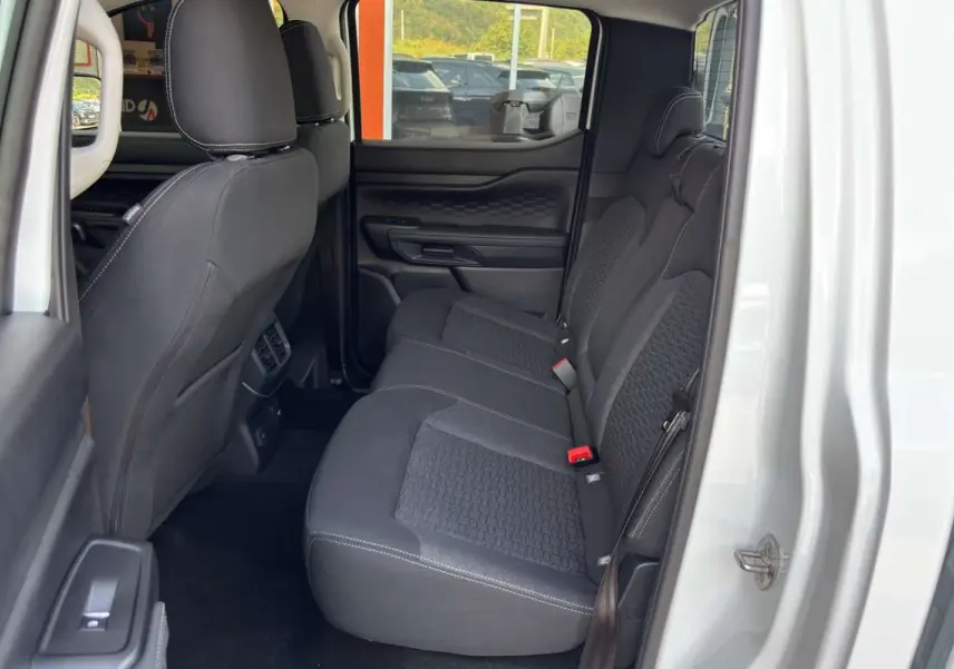 Vue intérieure côté droit des sièges arrière en tissu noir du Ford Ranger blanc glacier 2026 double cabine.