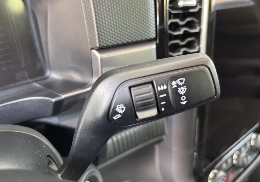 Gros plan sur la commande des essuie-glaces à gauche du volant dans l’habitacle du Ford Ranger blanc glacier 2026.