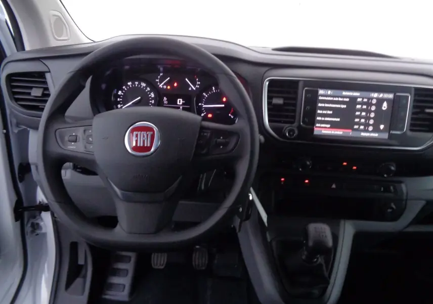 Vue intérieure du tableau de bord du Fiat Scudo Fourgon blanc, avec volant et écran tactile central allumé.