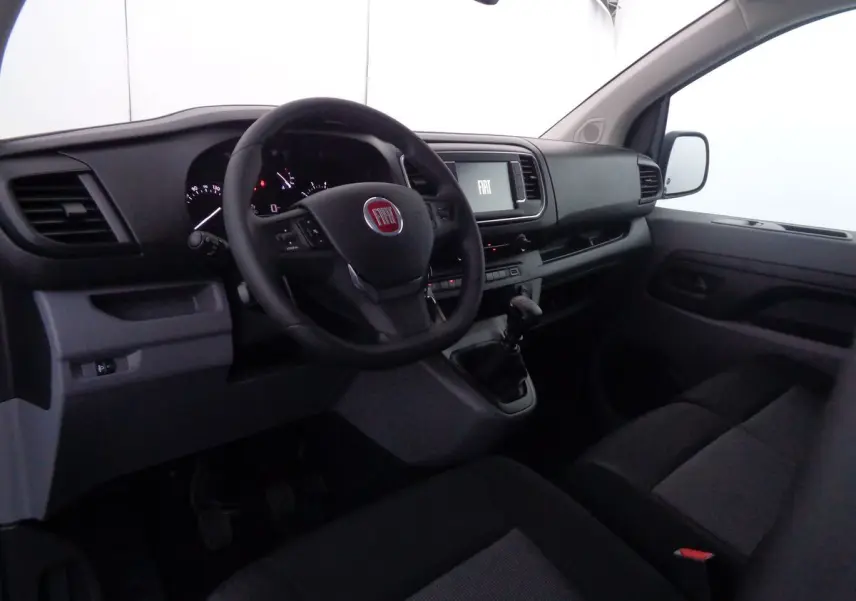 Intérieur du Fiat Scudo Fourgon 2022, vue côté conducteur sur le tableau de bord et volant noir avec écran central.