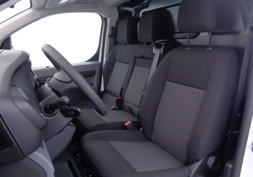 Intérieur du FIAT Scudo Fourgon blanc 2022, vue côté conducteur montrant les sièges noirs et le volant.